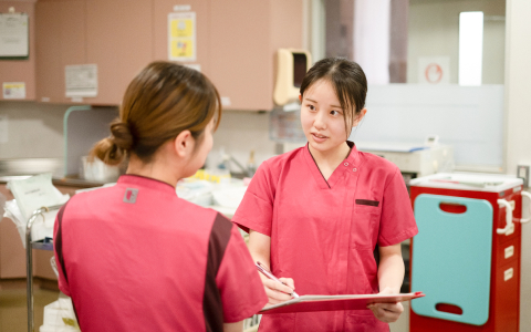 上司と部下が会話している写真